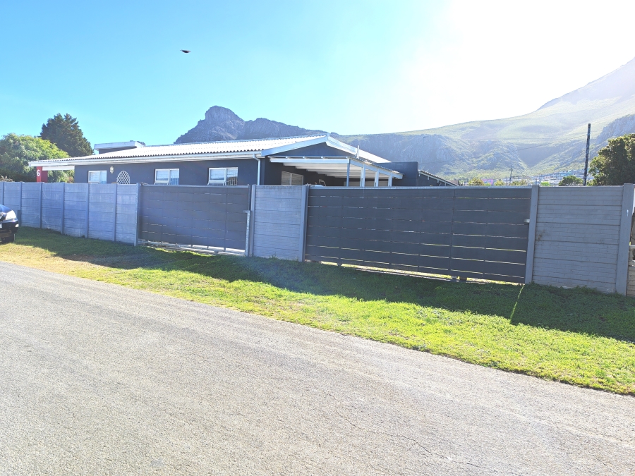 3 Bedroom Property for Sale in Palmiet Western Cape